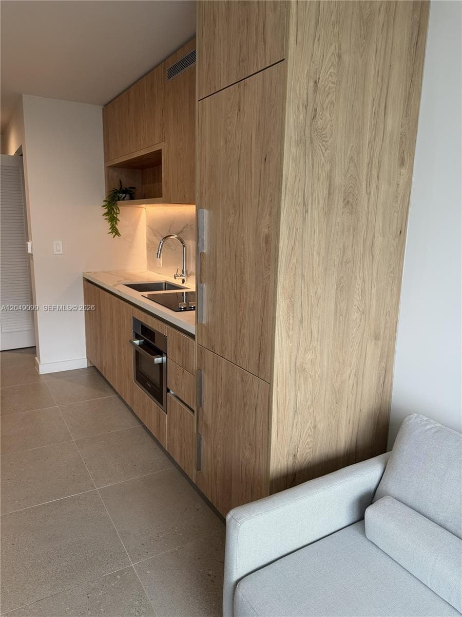 11 NE 6th St # 515, Miami, FL 33132 photo 3