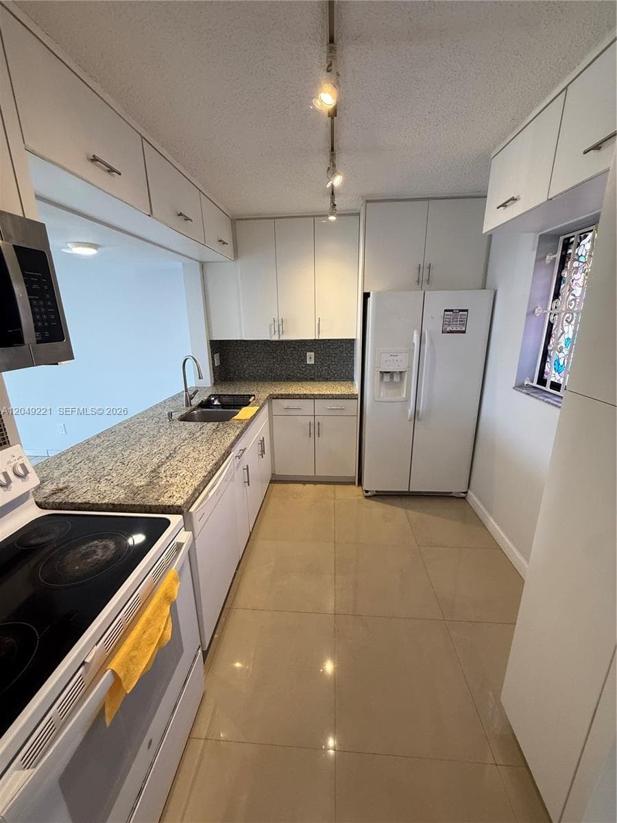 8625 NW 8th St # 420, Miami, FL 33126 photo 4