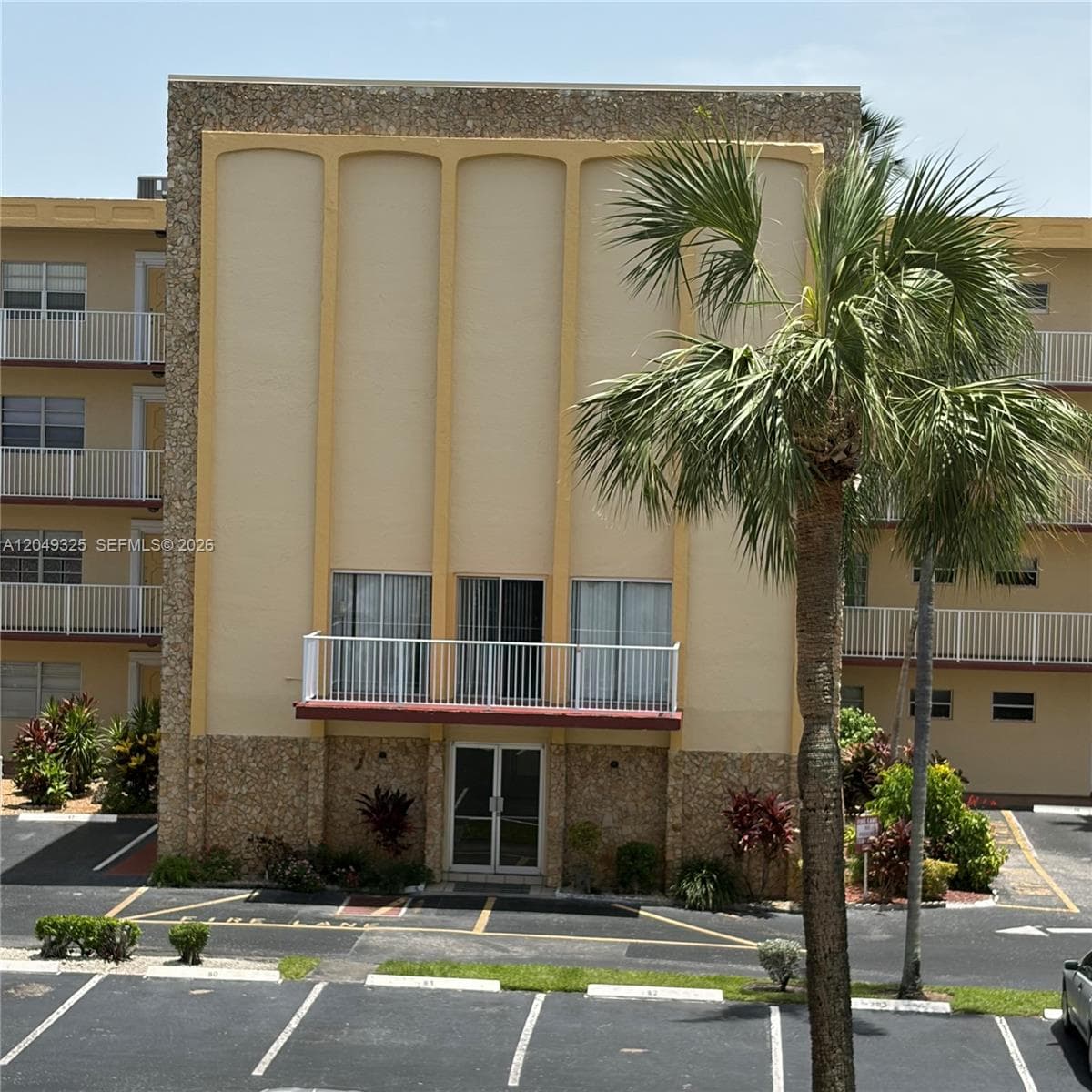 3940 NW 42nd ave # 313, Lauderdale Lakes, FL 33319