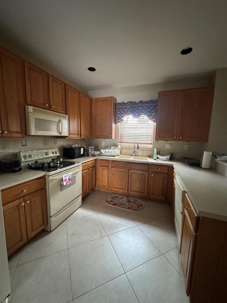 7558 NW 17th Dr, Pembroke Pines, FL 33024 photo 2