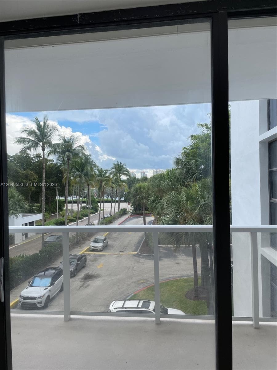 3731 N Country Club Dr # 323, Aventura, FL 33180