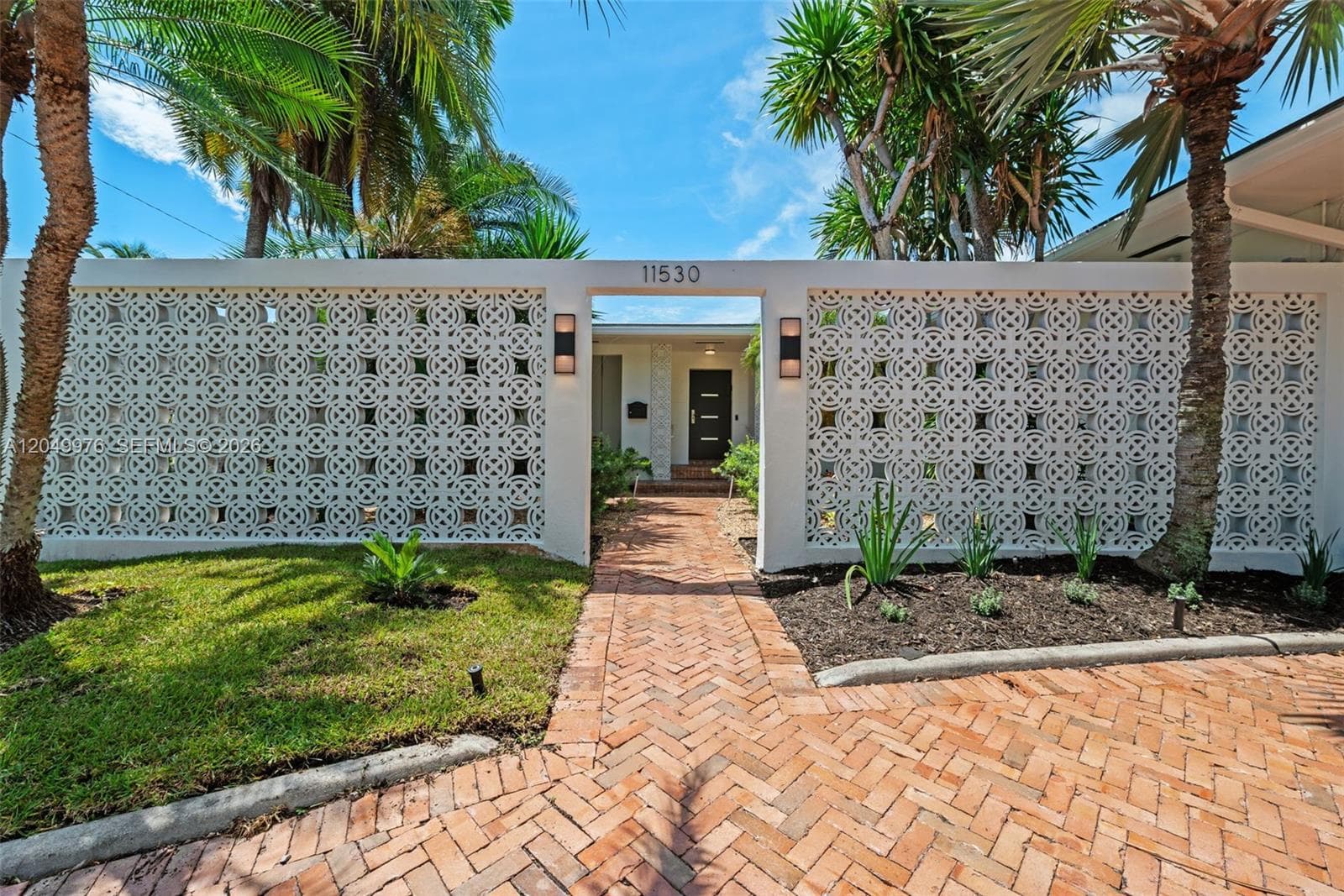 11530 NE 22nd Dr, North Miami, FL 33181 photo 2