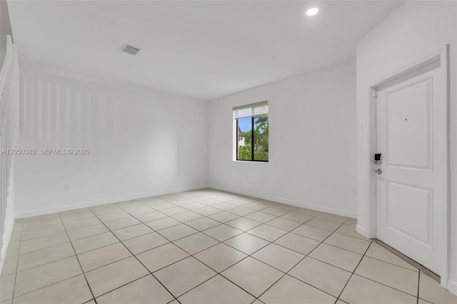 582 NE 207th St, Miami, FL 33179 photo 3