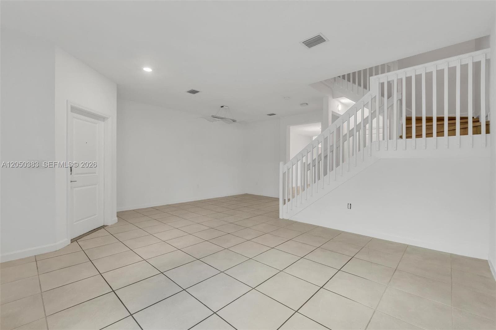 582 NE 207th St, Miami, FL 33179 photo 4