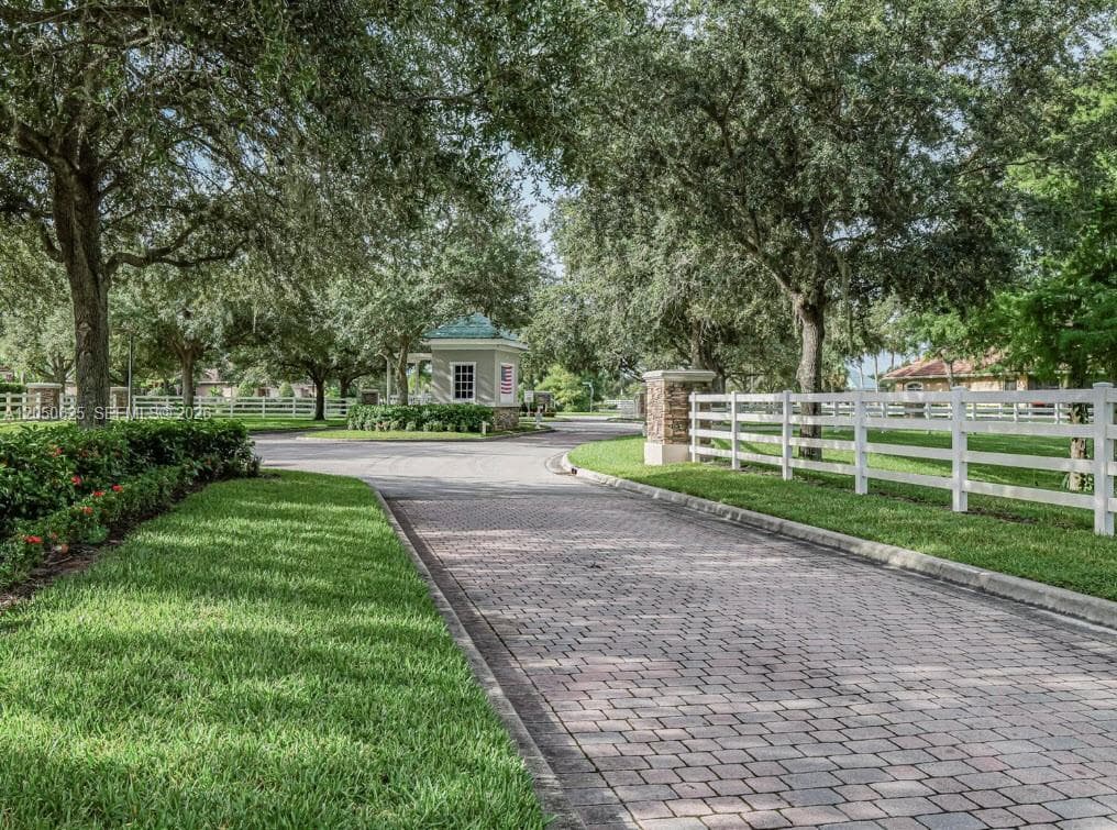 520 Caroline Dr, Vero Beach, FL 32968 photo 2