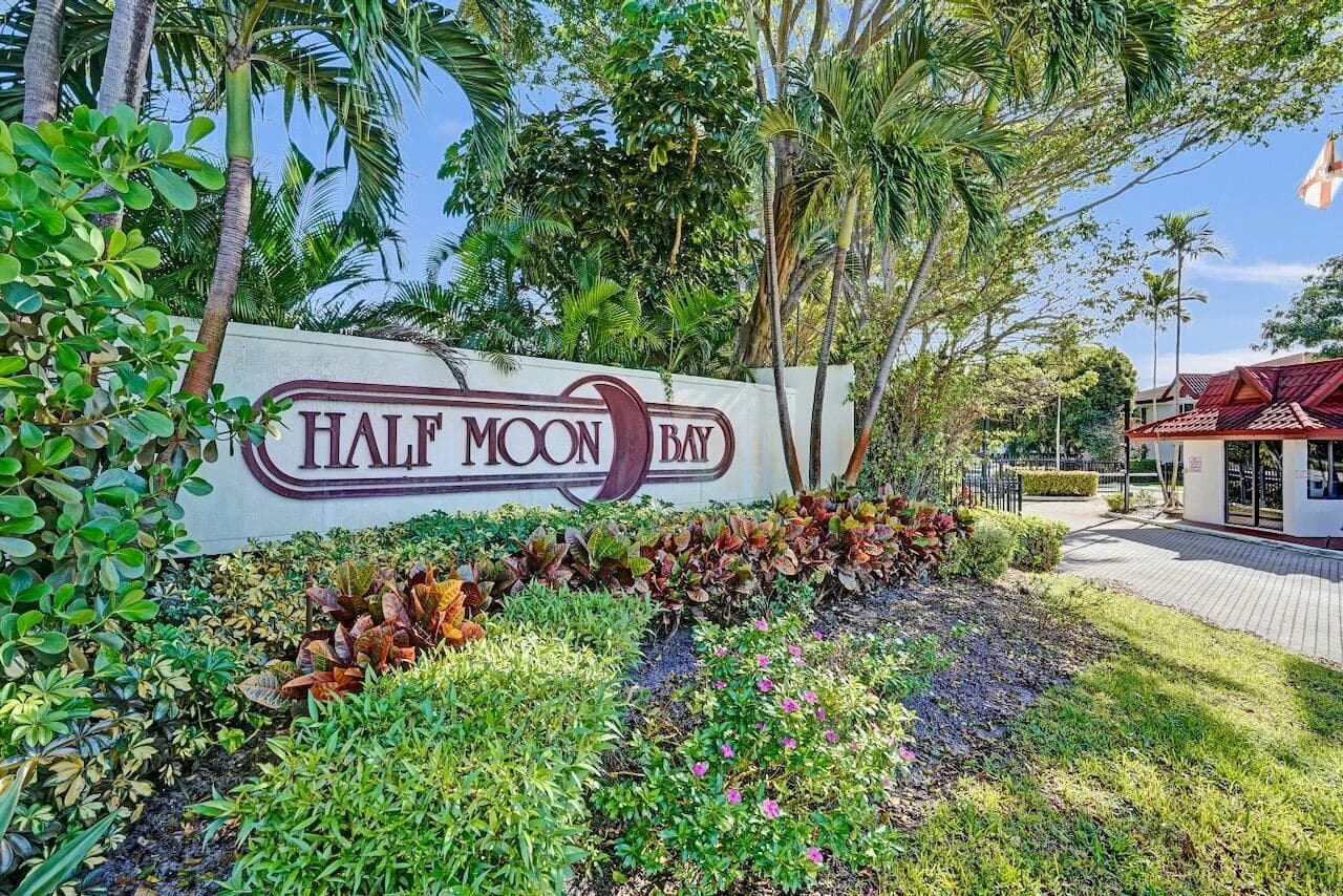 107 Half Moon Circle # H1, Hypoluxo, FL 33462 photo 2