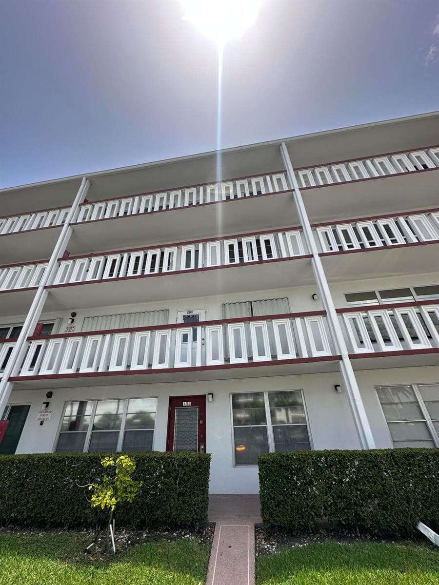 103 Greenbrier C, West Palm Beach, FL 33417 photo 2