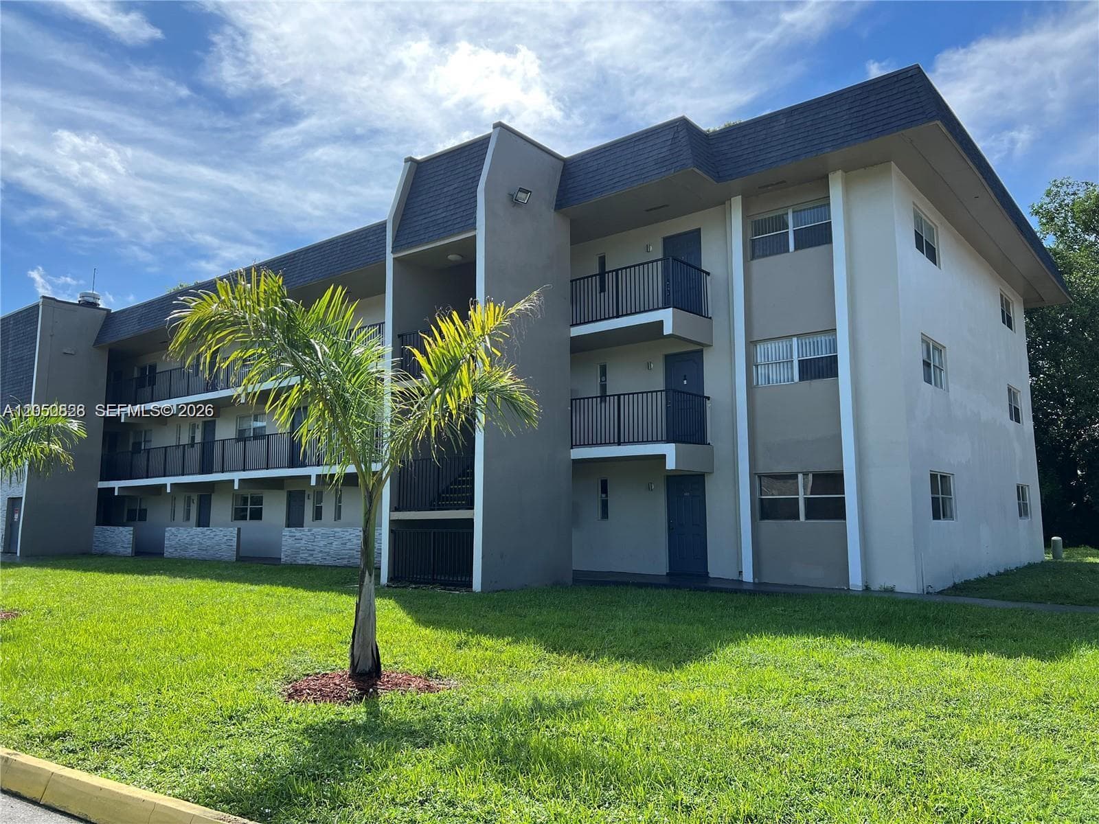 8000 Fairview Dr # 301, Tamarac, FL 33321