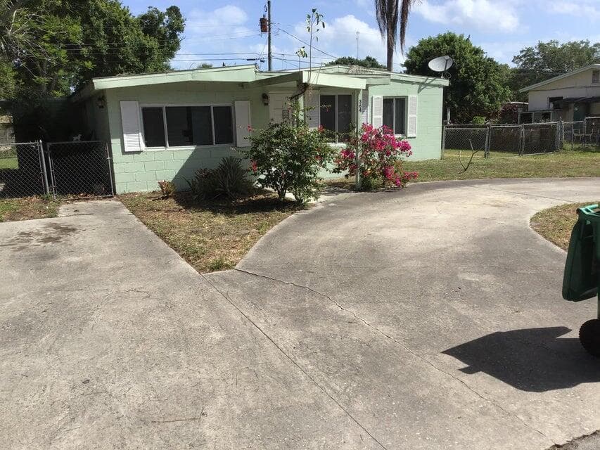 364 Johnston Street, Fort Pierce, FL 34982 photo 2