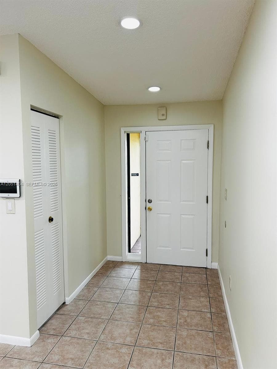 6524 NW 188th Ln, Hialeah, FL 33015 photo 2