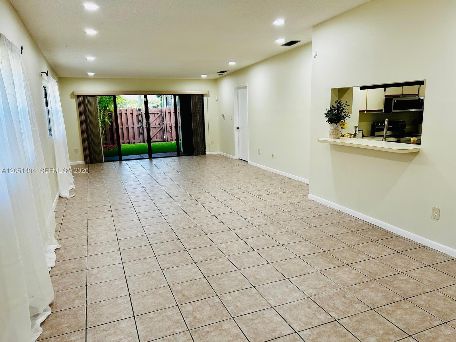 6524 NW 188th Ln, Hialeah, FL 33015 photo 4