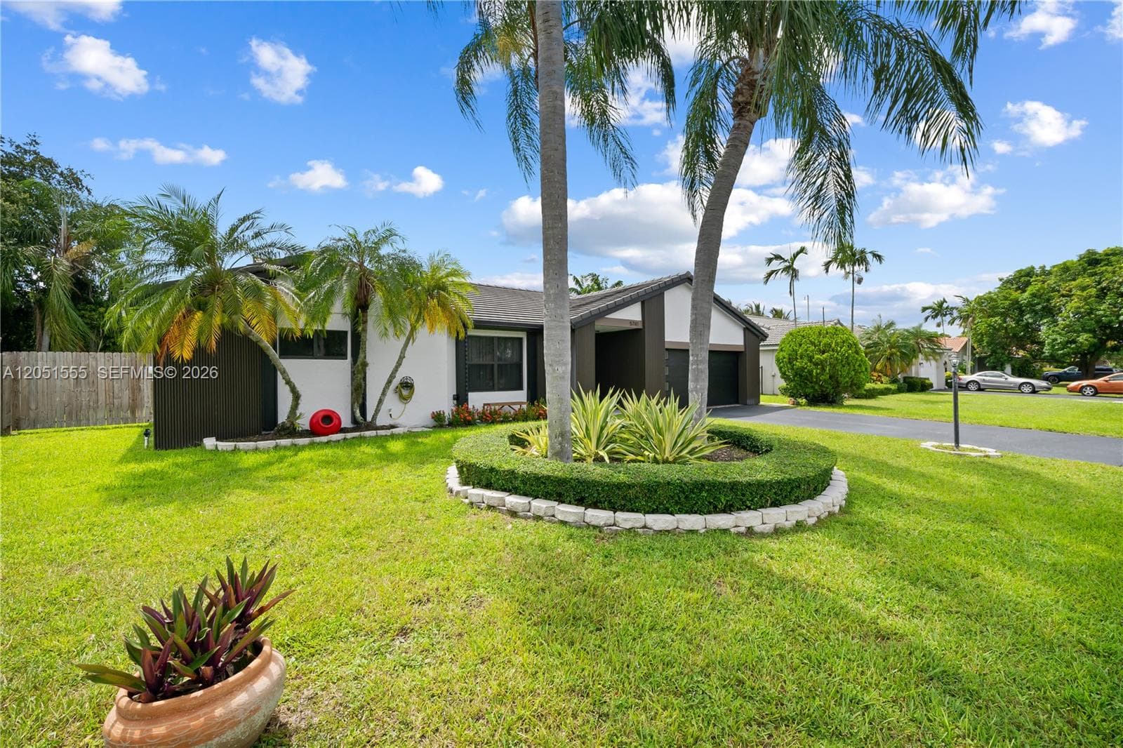 5741 W Waterford Dr, Davie, FL 33331 photo 2