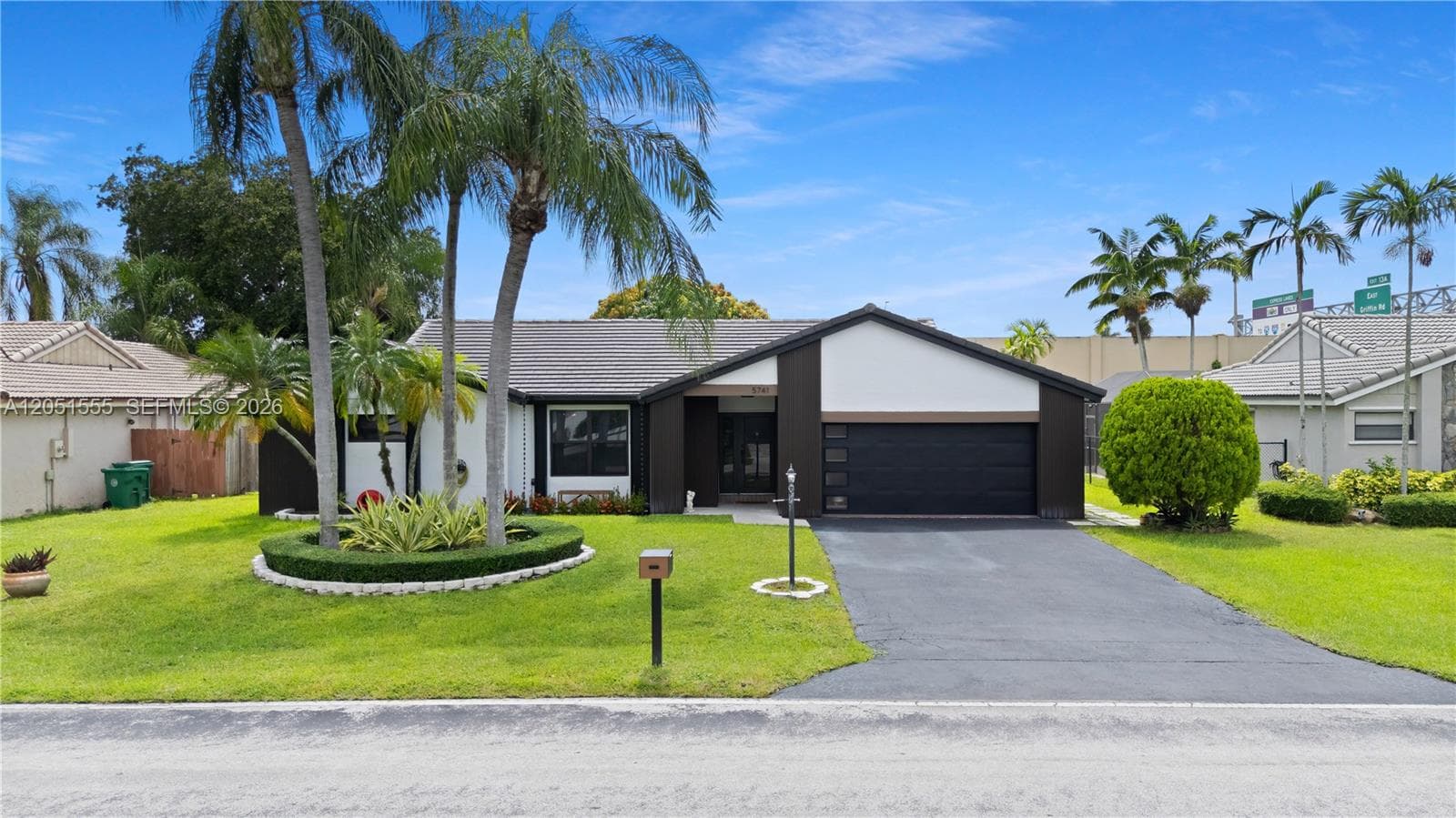 5741 W Waterford Dr, Davie, FL 33331
