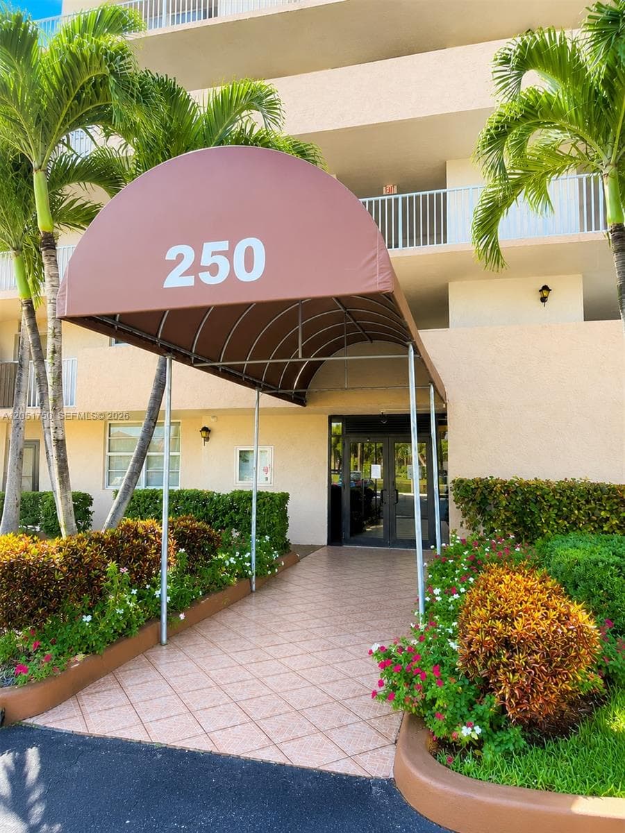 250 Jacaranda Dr # 302, Plantation, FL 33324 photo 2