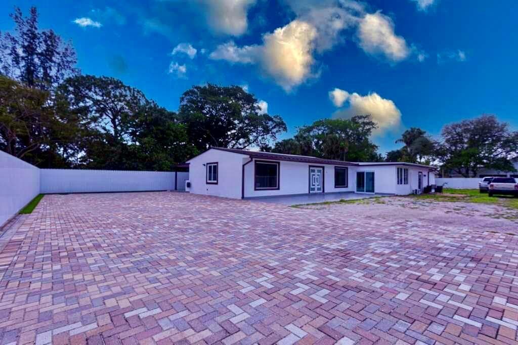 696 Arlington Drive, West Palm Beach, FL 33415 photo 2