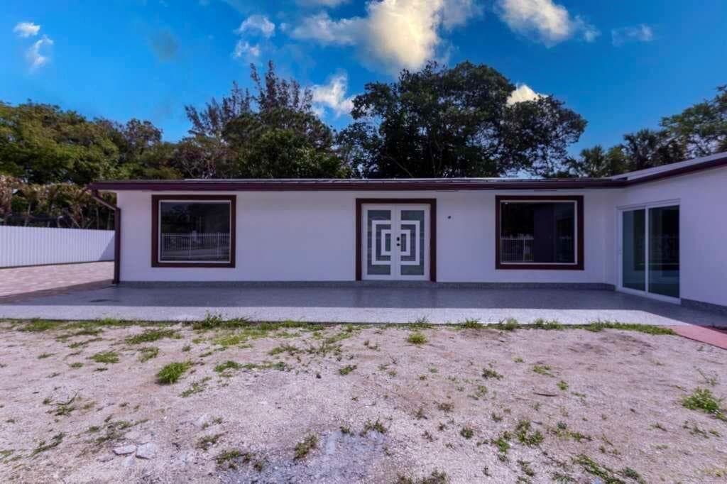 696 Arlington Drive, West Palm Beach, FL 33415 photo 3