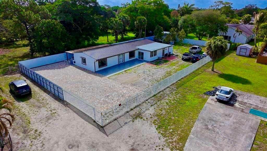696 Arlington Drive, West Palm Beach, FL 33415 photo 5