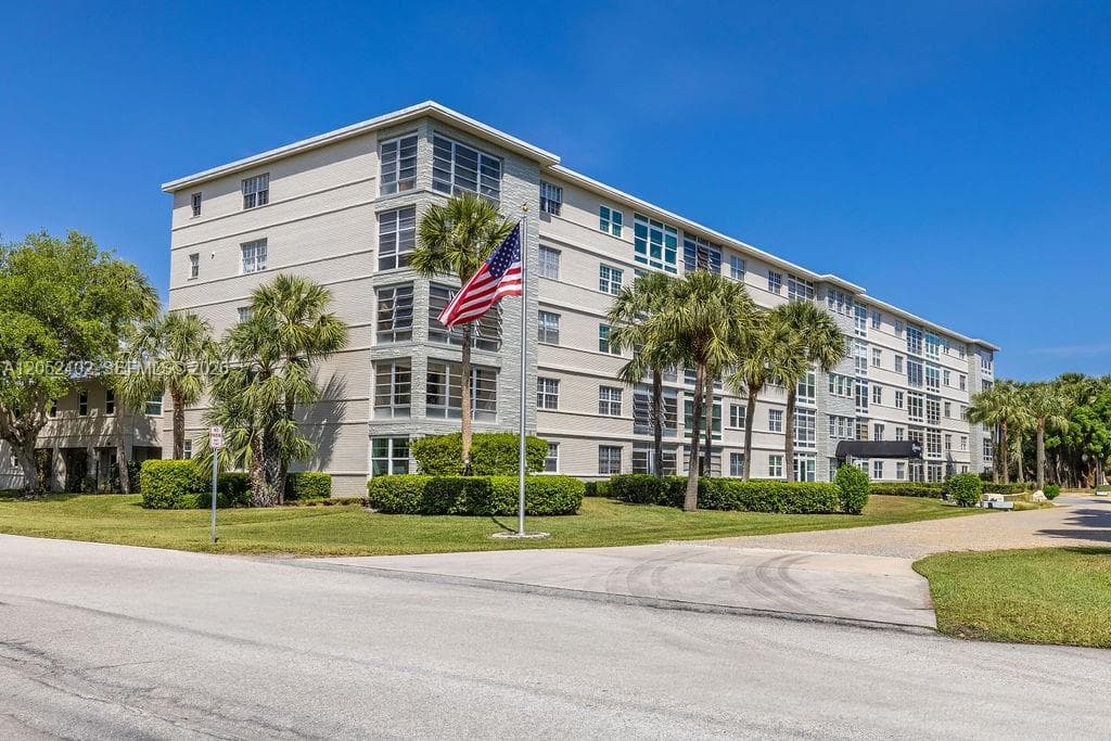 2333 Indian River Blvd # 306, Vero Beach, FL 32960 photo 2