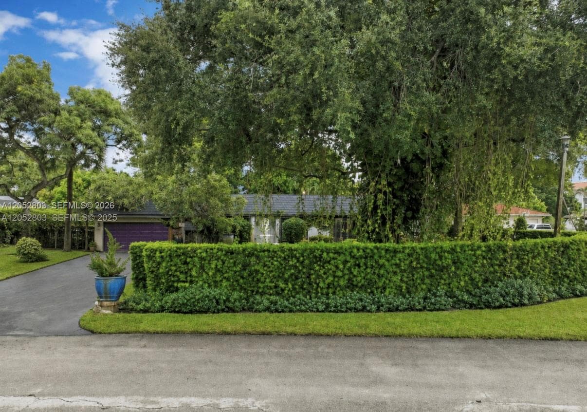 8541 N Lake Dasha Dr, Plantation, FL 33324 photo 3