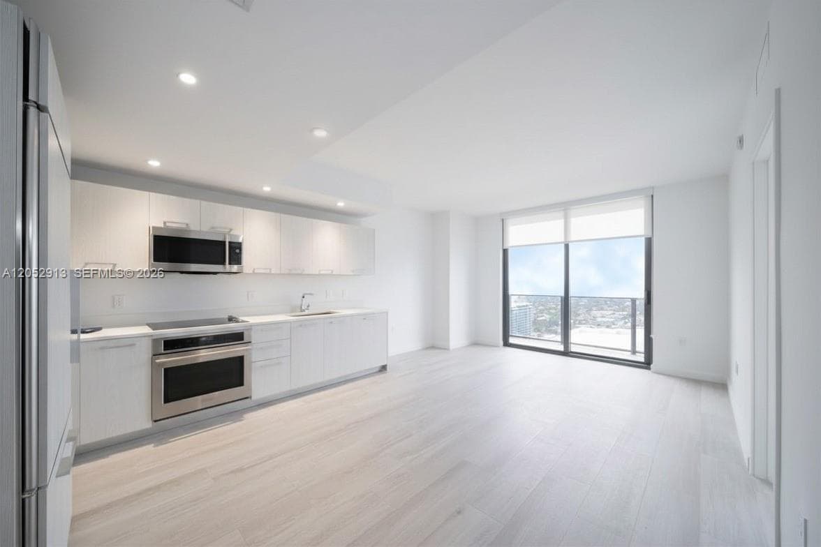 55 SW 9th St # 3207, Miami, FL 33130 photo 3