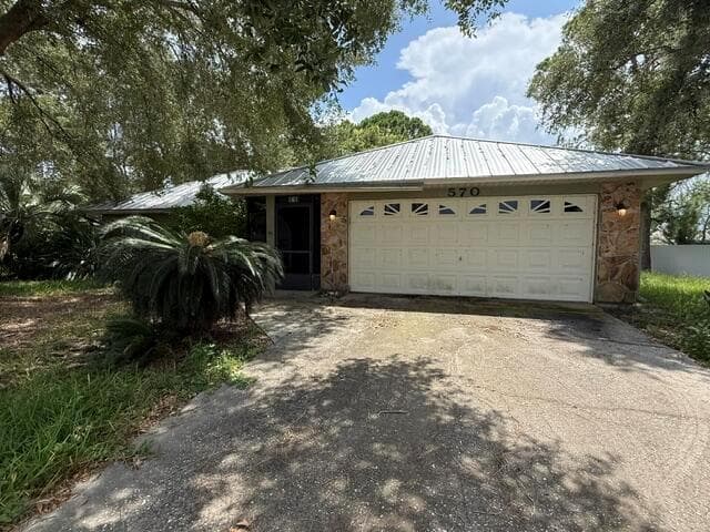 570 LONDONDERRY Circle SE, Palm Bay, FL 32909 photo 2