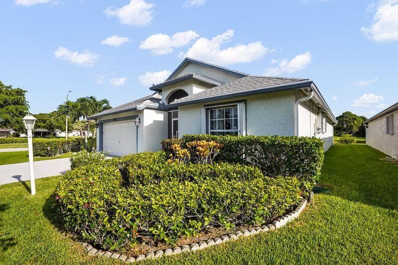 5025 Robino Circle, West Palm Beach, FL 33417 photo 2