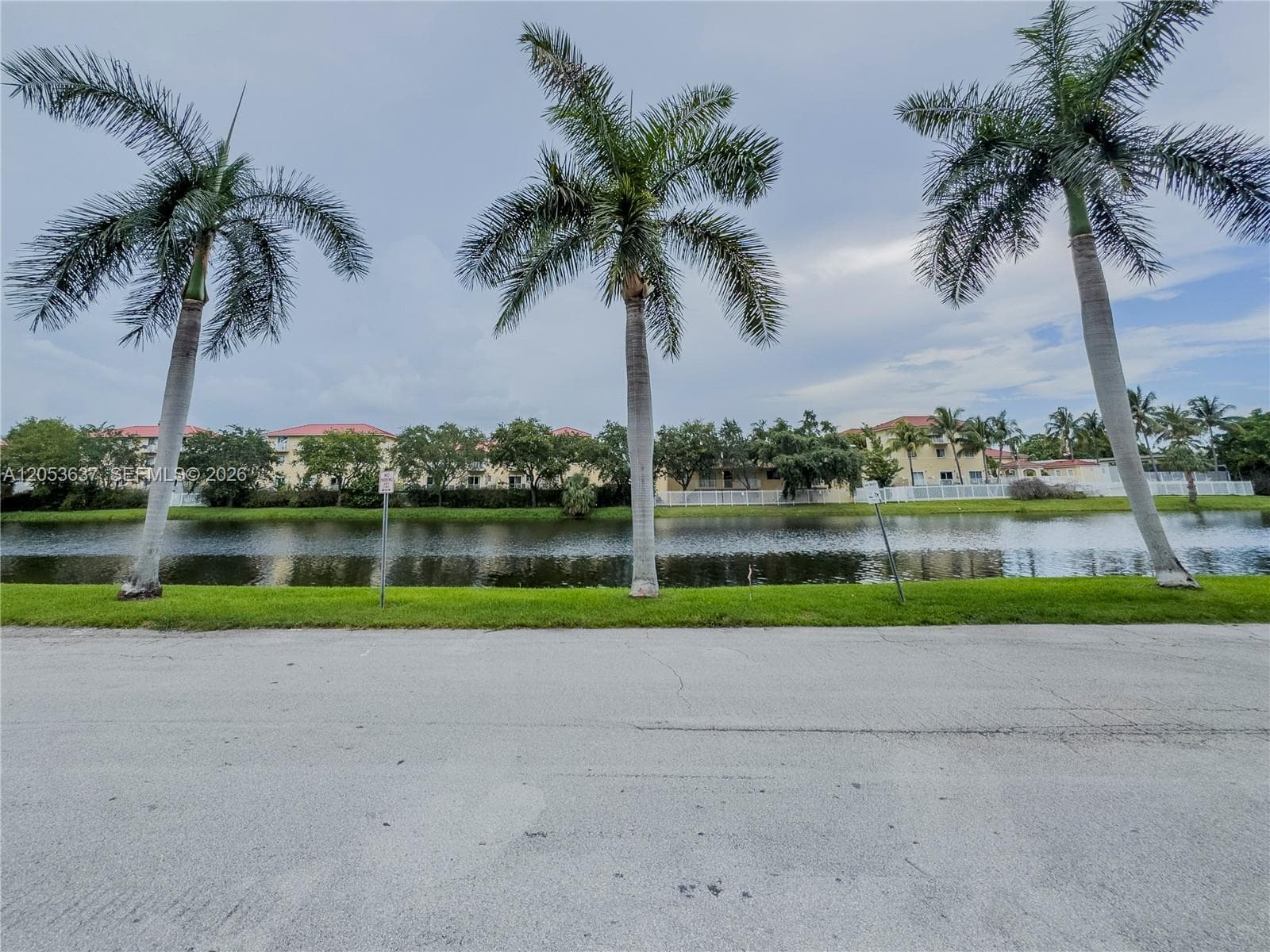 2075 NE 164th St # 204, North Miami Beach, FL 33162 photo 2