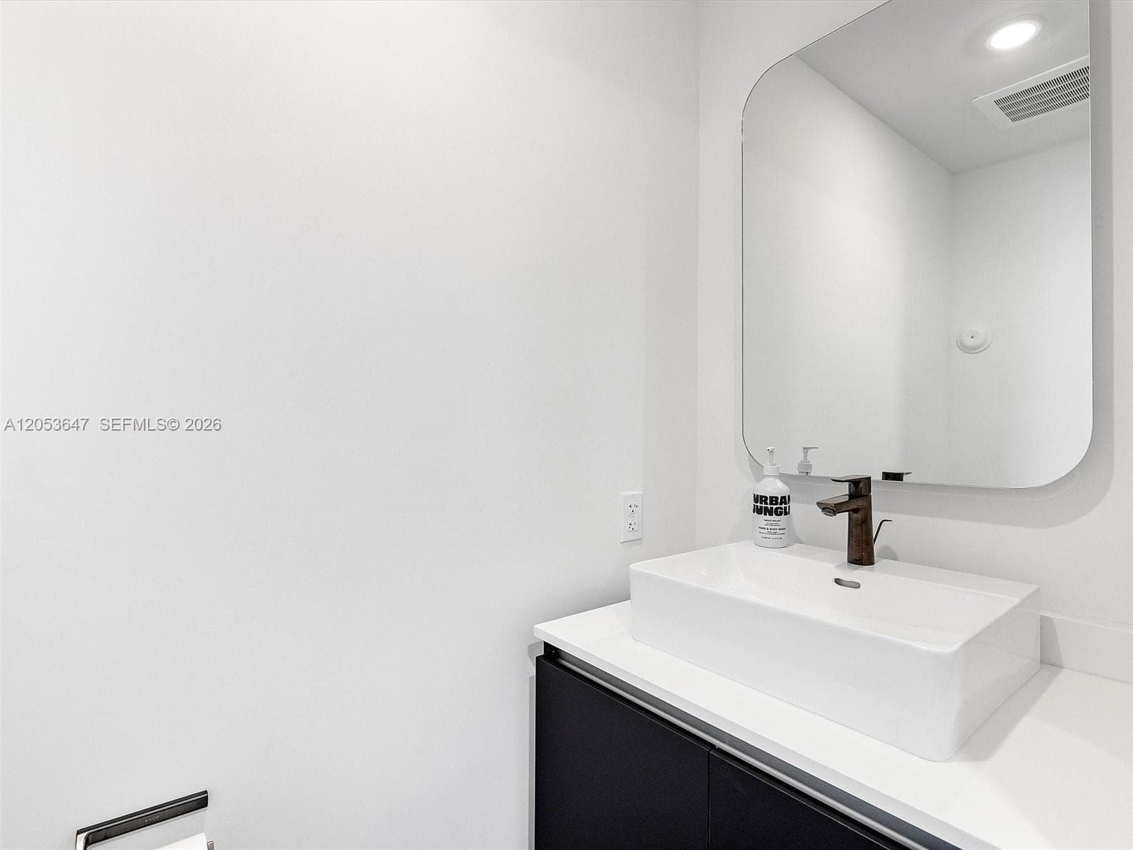 227 NE 2nd St # 2706, Miami, FL 33132 photo 4