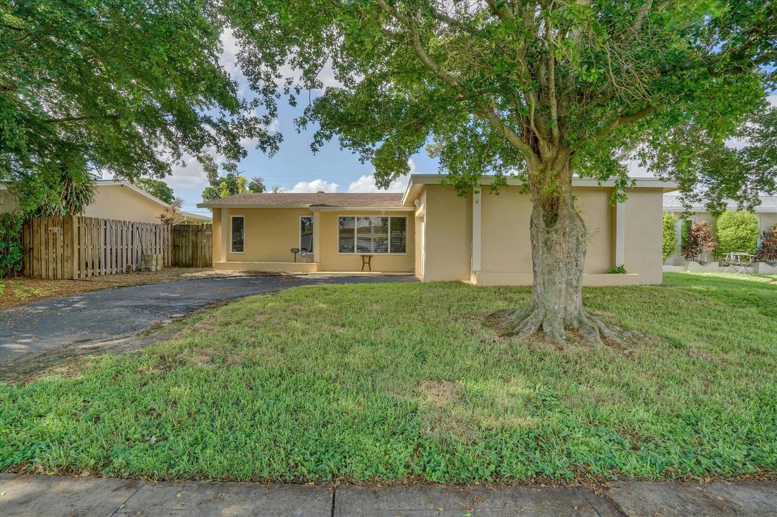 10270 NW 24TH Court, Sunrise, FL 33322 photo 2