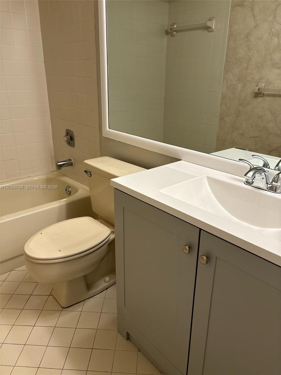 112 Lake Emerald Dr # 207, Oakland Park, FL 33309 photo 3