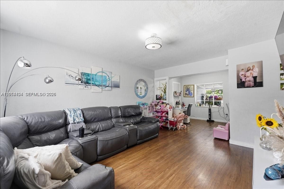 Listing photo 4