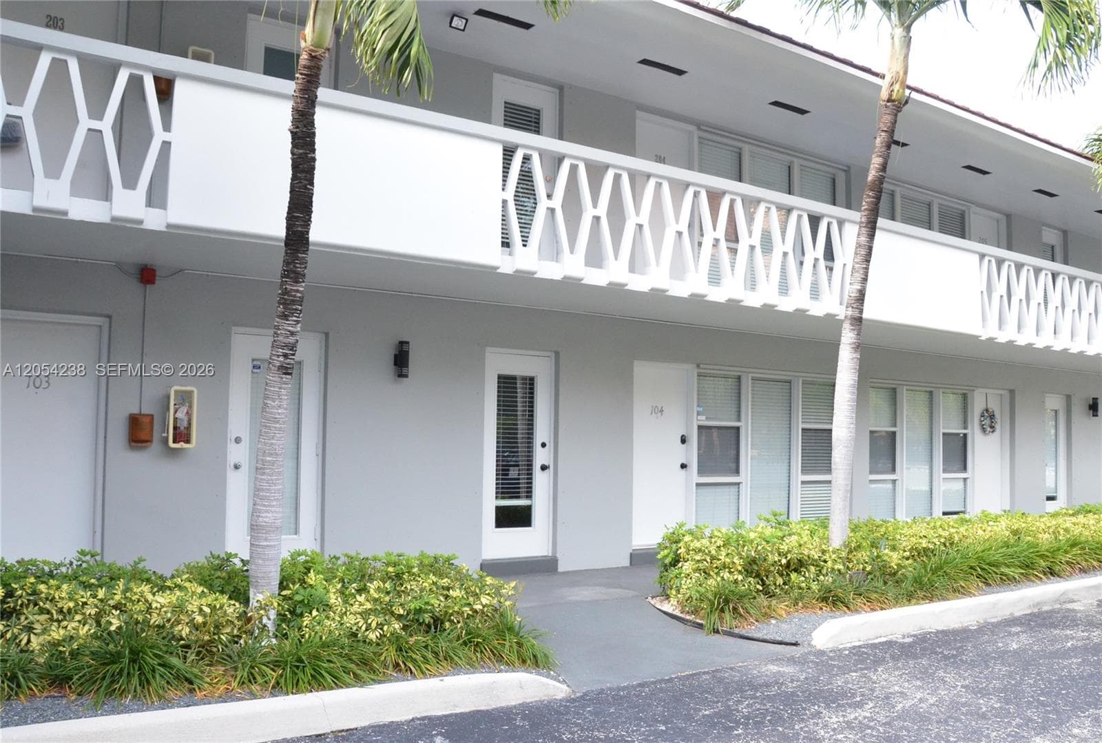 35 Edgewater Dr # 104, Coral Gables, FL 33133 photo 2