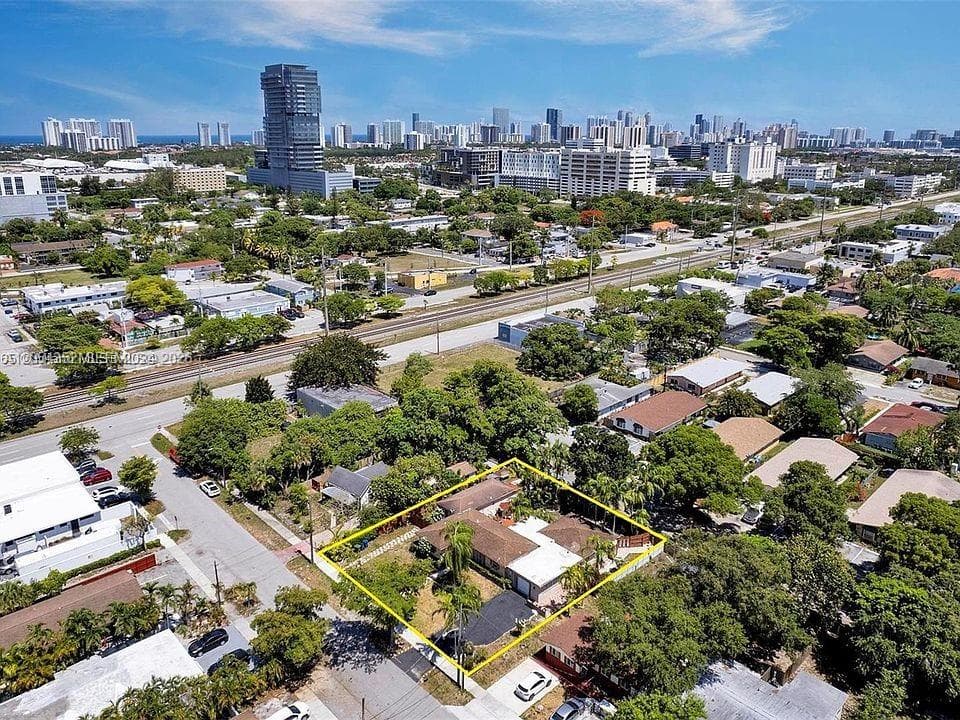 23 SW 8th St, Hallandale Beach, FL 33009 photo 2