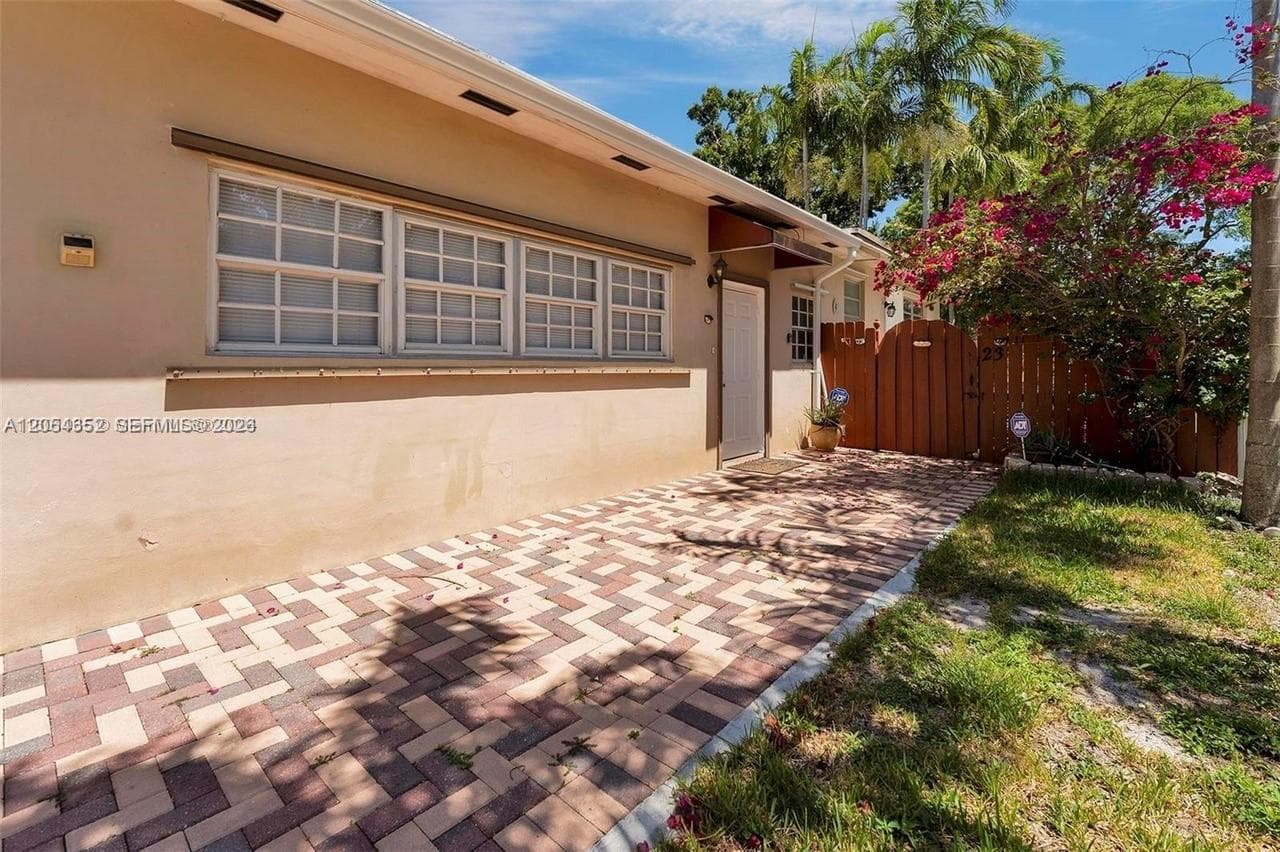 23 SW 8th St, Hallandale Beach, FL 33009 photo 3