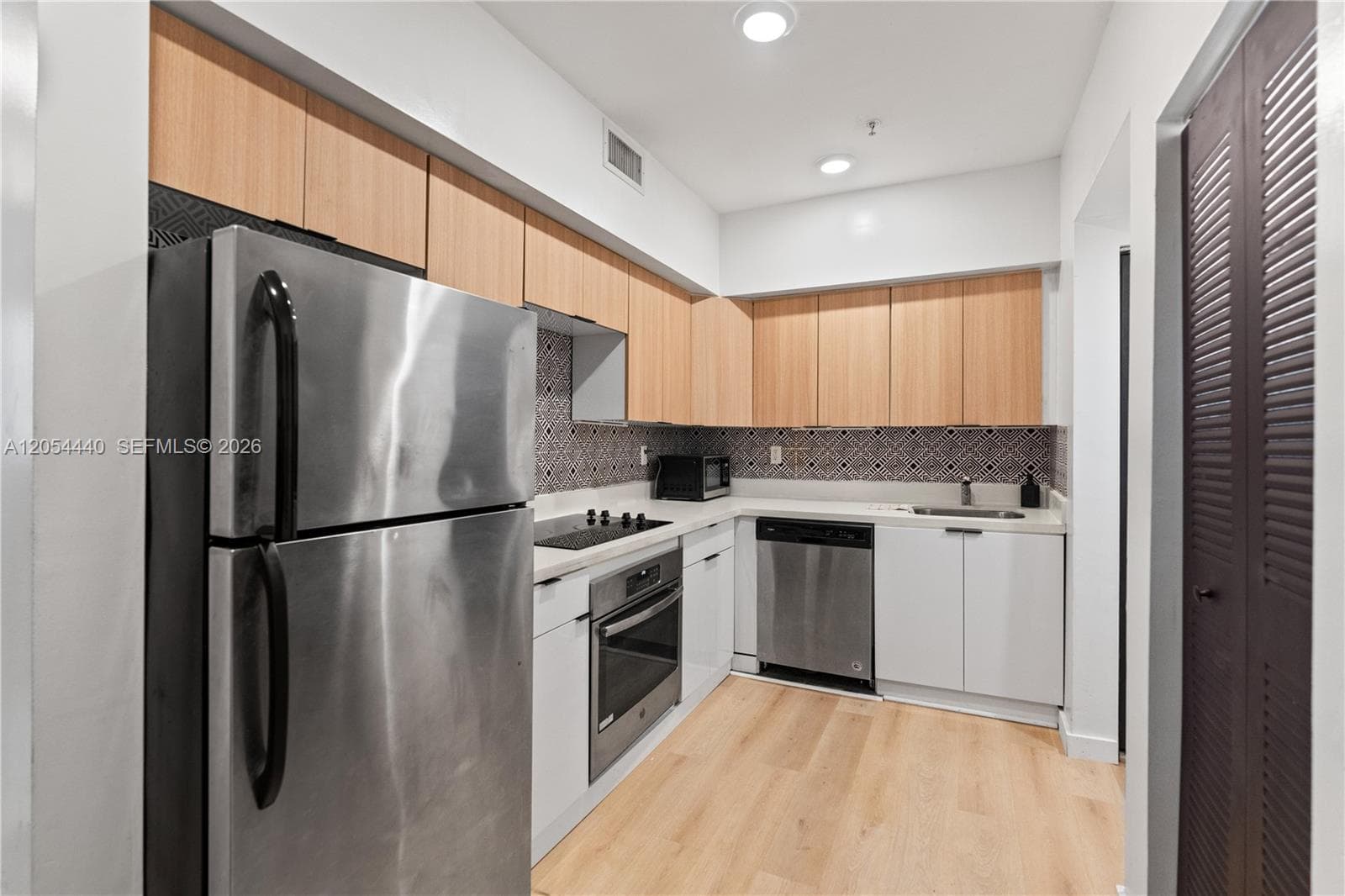 810 7th # 102, Miami Beach, FL 33139
