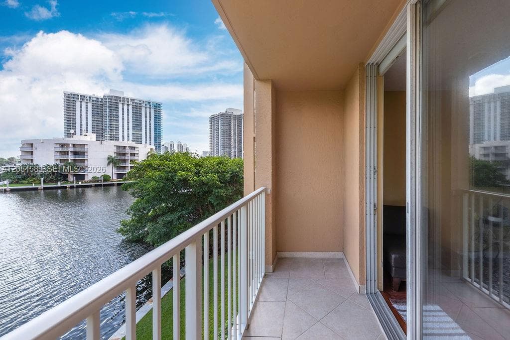19999 E Country Club Dr # 1302, Aventura, FL 33180 photo 2