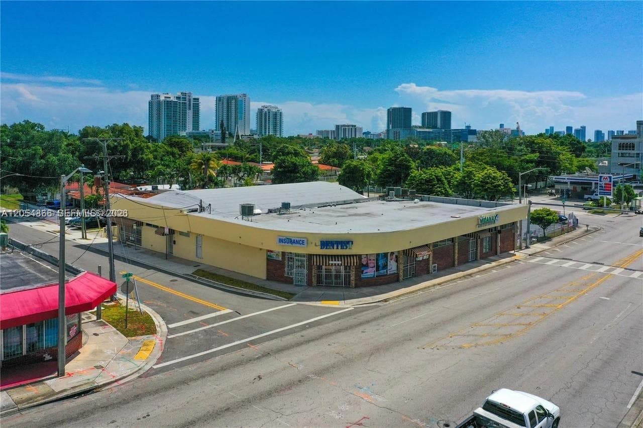 721 NW 21st Ct, Miami, FL 33125 photo 2