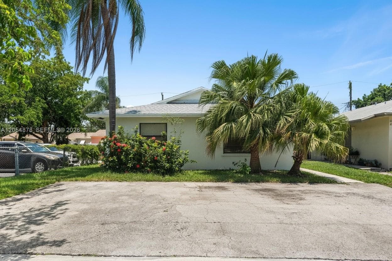 19 SE 4th Ter, Dania Beach, FL 33004