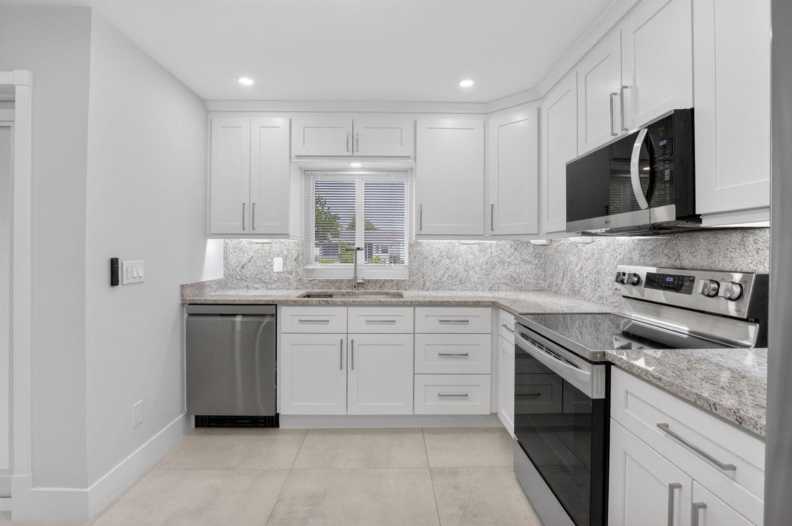 6049 VIA DIANA, Delray Beach, FL 33484 photo 2