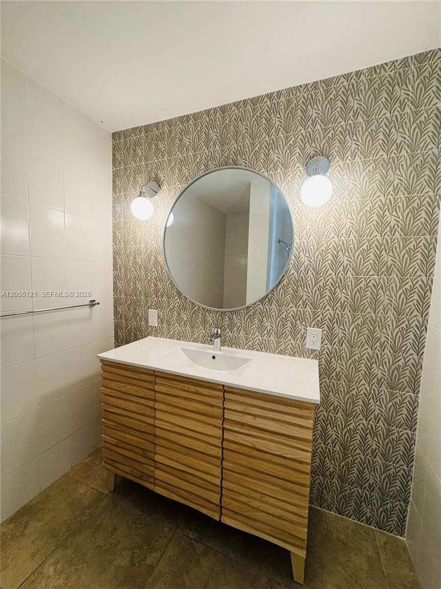 2816 Pine Tree Dr # 3, Miami Beach, FL 33140 photo 2