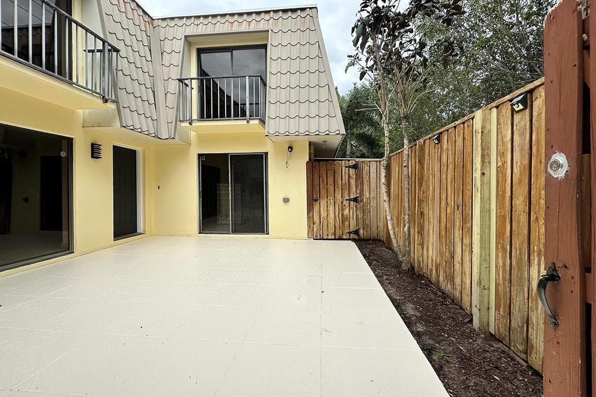 1700 Embassy Drive # Apt 402, West Palm Beach, FL 33401