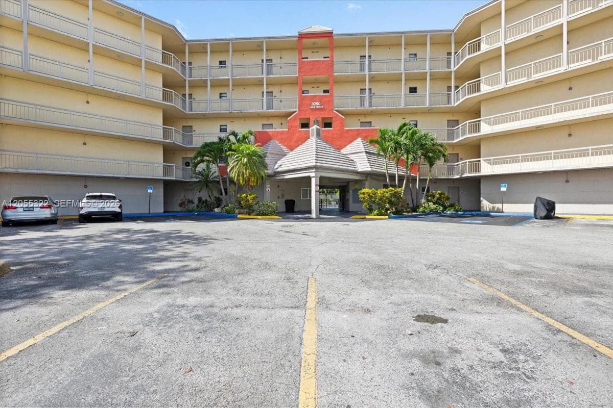 8290 Lake Dr # 130, Doral, FL 33166