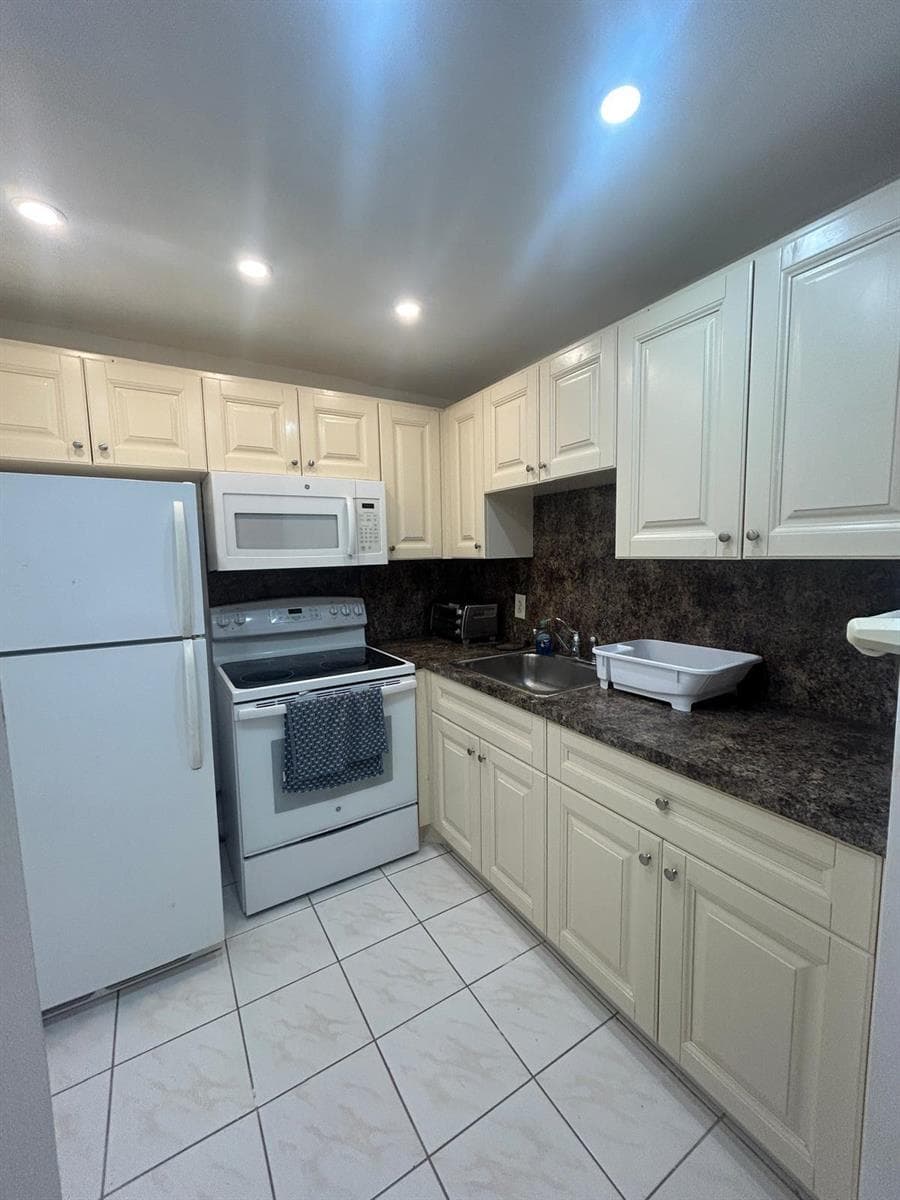 138 Markham G, Deerfield Beach, FL 33442 photo 5