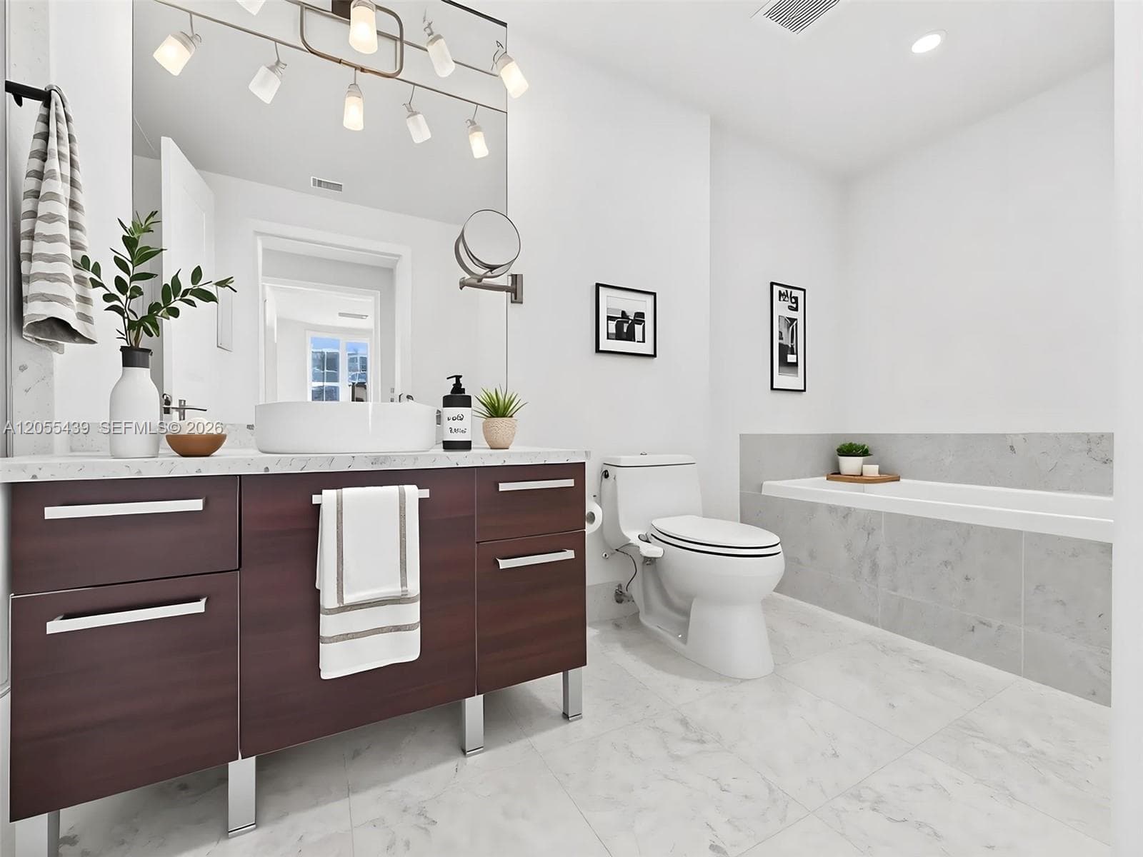 253 NE 2nd St # 1804, Miami, FL 33132 photo 3