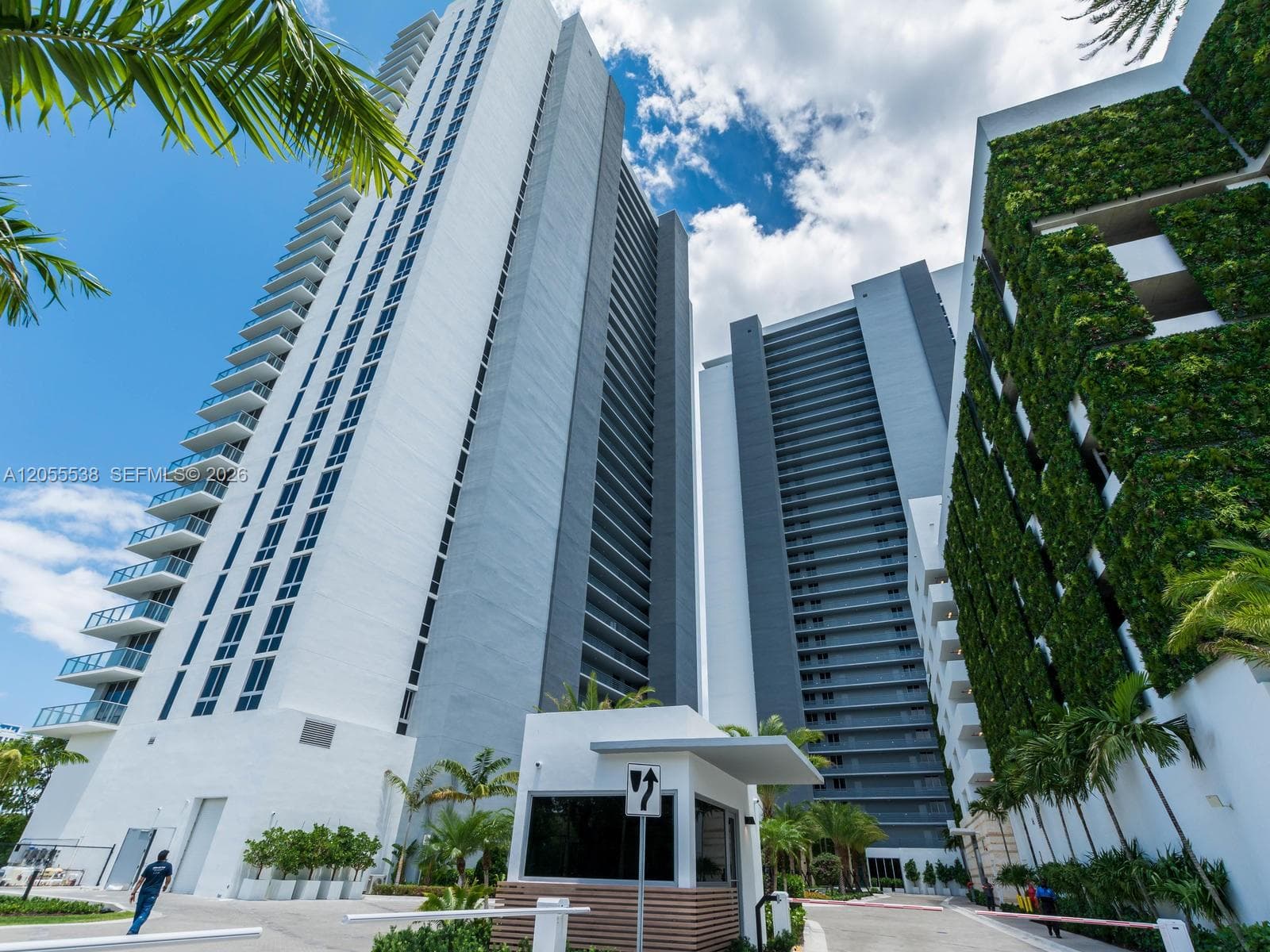 16385 Biscayne Blvd # 1103, North Miami Beach, FL 33160 photo 2
