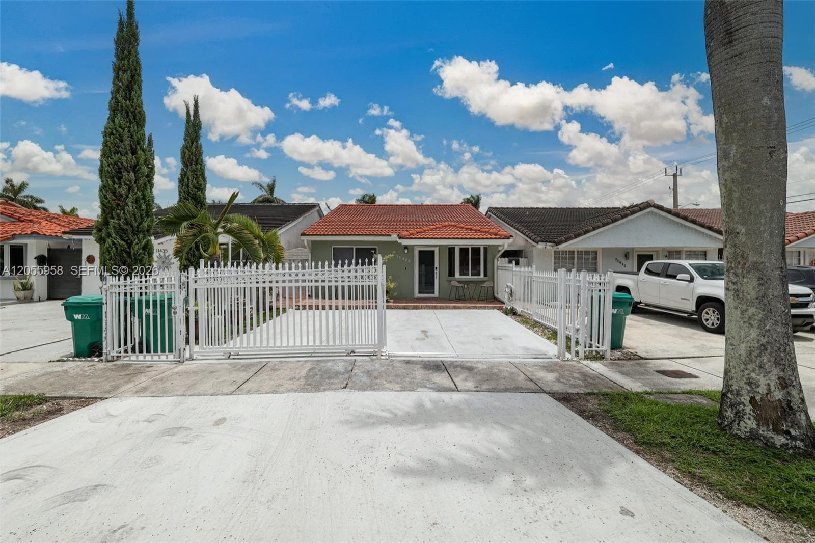 11425 NW 88th Ct, Hialeah Gardens, FL 33018 photo 2