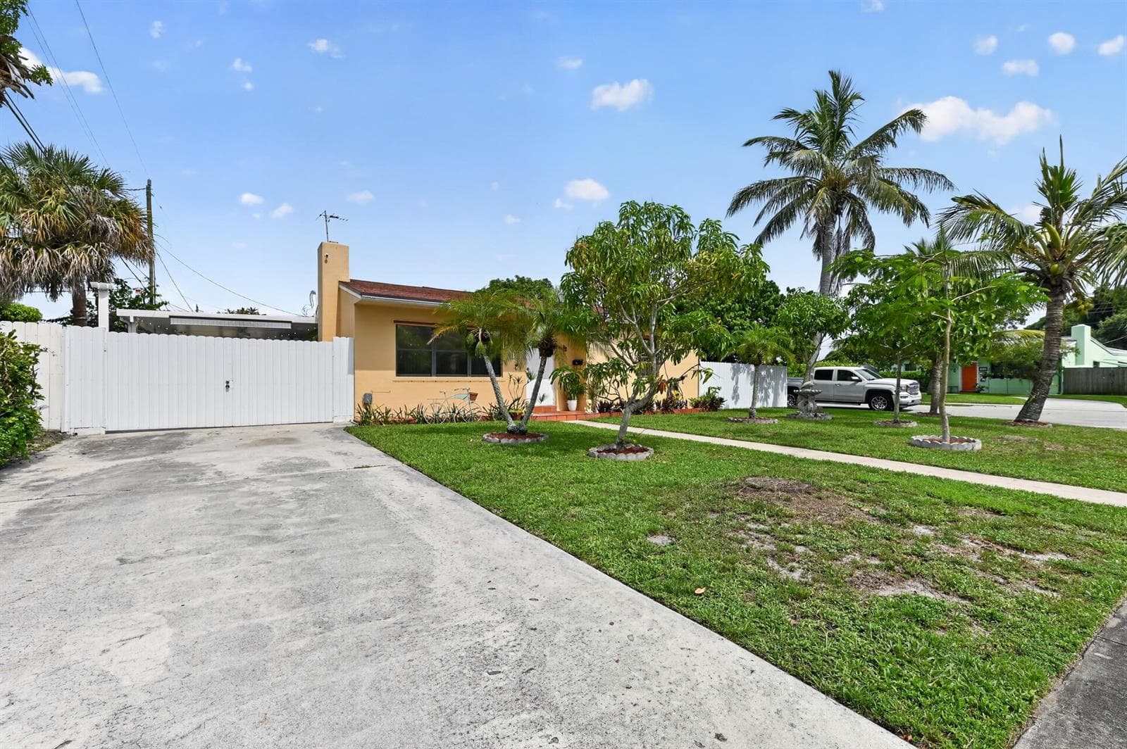 5826 CHURCHILL Court, West Palm Beach, FL 33405 photo 3