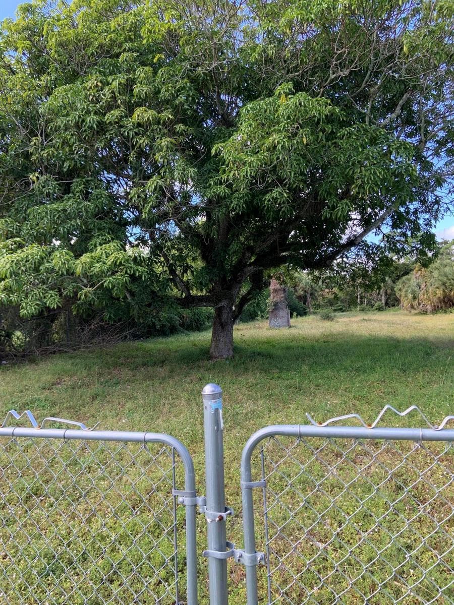 1099 N HAVERHILL Road, Haverhill, FL 33417