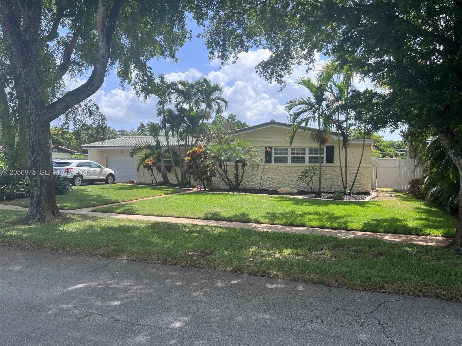 880 Azalea Ct, Plantation, FL 33317 photo 2