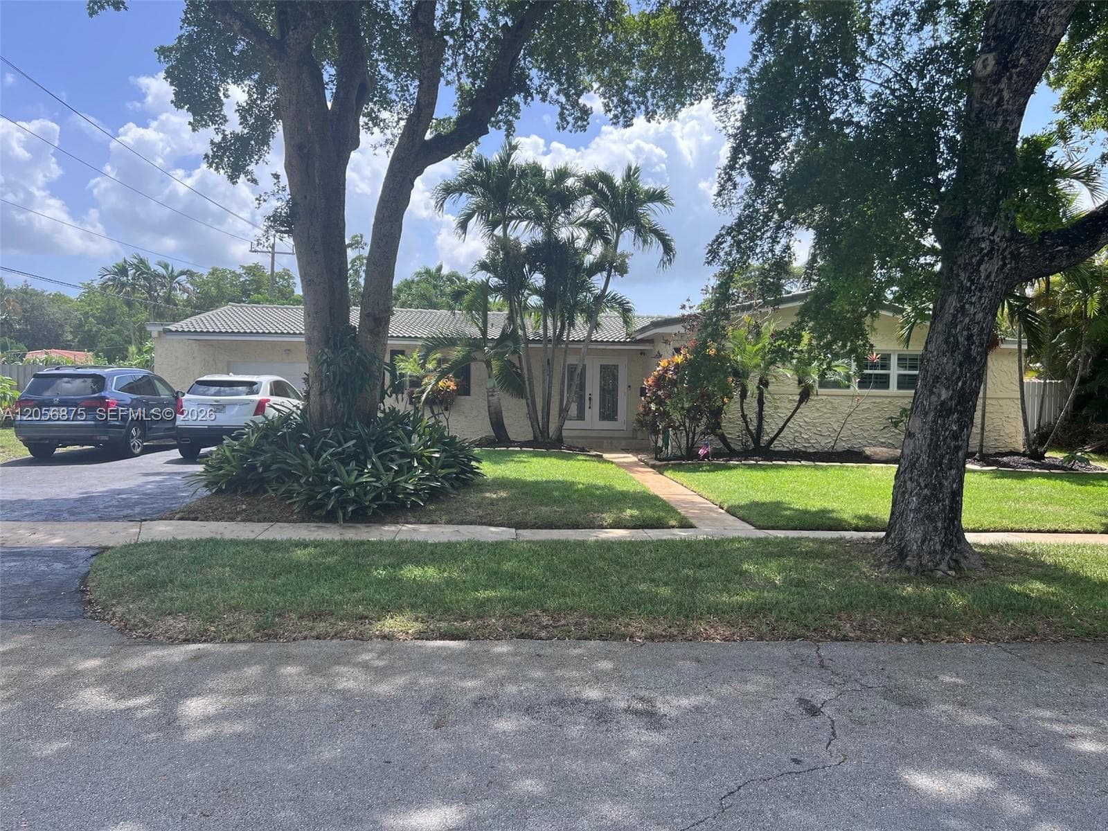 880 Azalea Ct, Plantation, FL 33317 photo 3